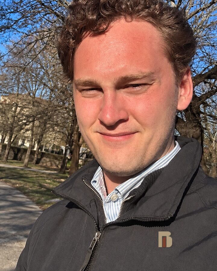 Melker Kvist, en av grundarna till Bastuverket, i jacka med Bastuverkets logga